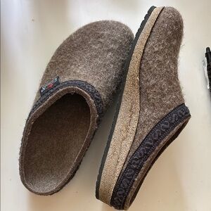 Stegmans Women's  Brown Wool Slippers
